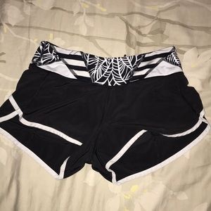 LuluLemon Size 2 black and white Shorts